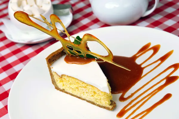 Cheesecake met saus en karamel — Stockfoto