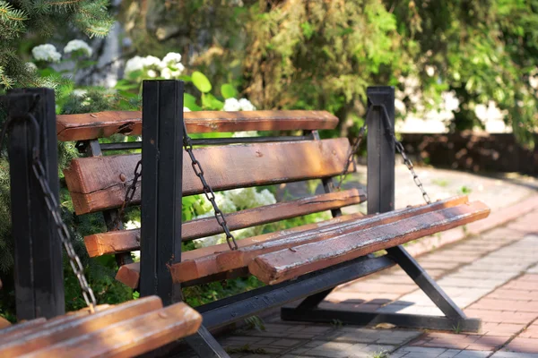 緑豊かな公園のベンチです。 — ストック写真