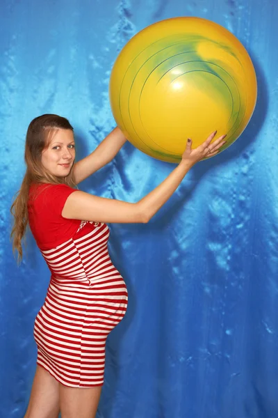 Těhotná žena a žluté koule — Stock fotografie