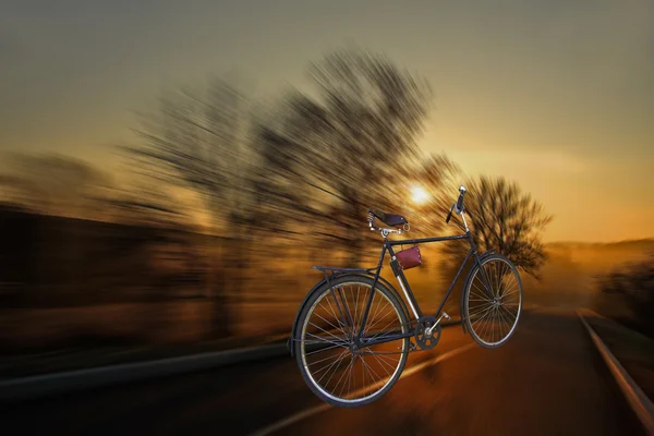 高速道路の自転車 — ストック写真