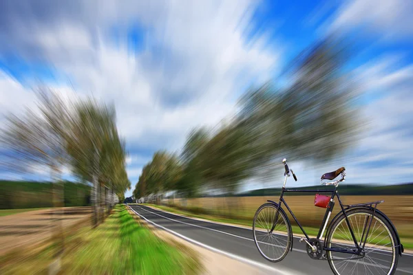 Bisiklet bir karayolu üzerinde — Stok fotoğraf