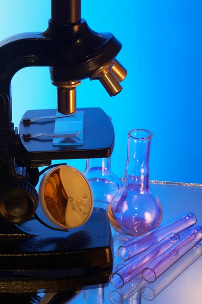 Микроскоп и пробирки — стоковое фото