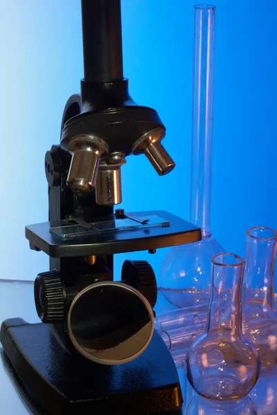 Микроскоп и стеклянные изделия — стоковое фото