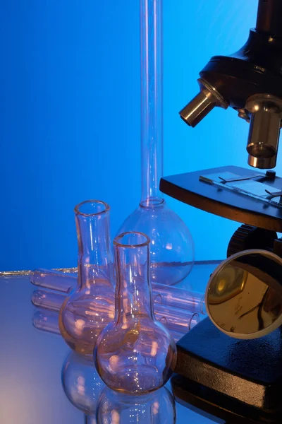 Мікроскоп і лабораторні скла — стокове фото