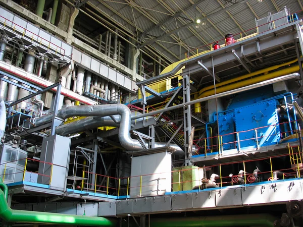 Maquinaria de turbina de vapor, tuberías, tubos, en la planta de energía —  Fotos de Stock
