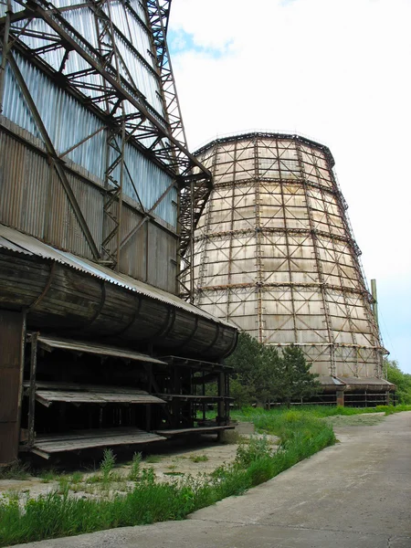 Νερό ψύξης Πύργος σε παλιό εργοστάσιο ενέργειας — Φωτογραφία Αρχείου