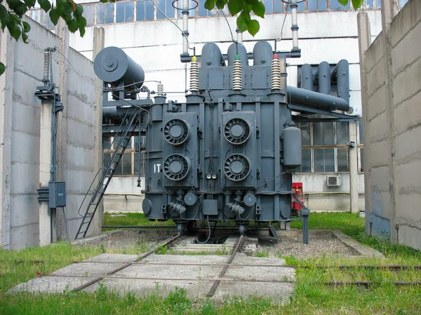 Riesiger industrieller Hochspannungs-Umspannwerk-Transformator — Stockfoto