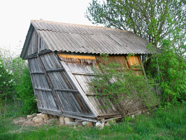 버려진된 오래 된 나무 작은 곡선된 집 — 스톡 사진