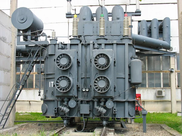 Огромный промышленный высоковольтный трансформатор подстанции — стоковое фото