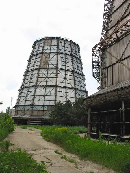 水冷塔在老电厂 — 图库照片