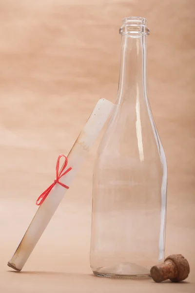 Mensagem ao lado de uma garrafa — Fotografia de Stock