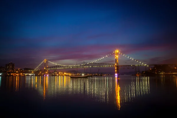 Geceleri köprü — Stok fotoğraf