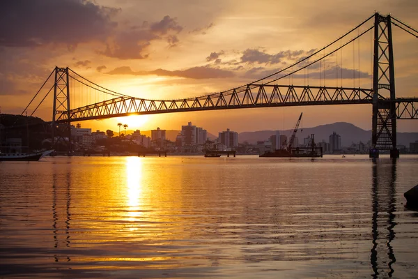 Gün batımında asma köprü — Stok fotoğraf
