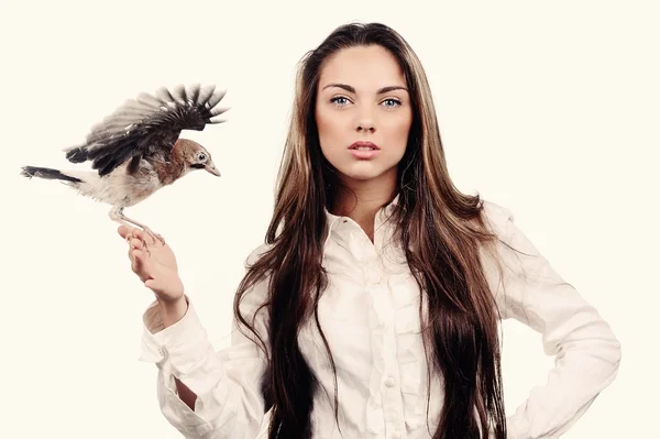 Retrato de menina bonita em estilo de moda com pássaro na mão — Fotografia de Stock