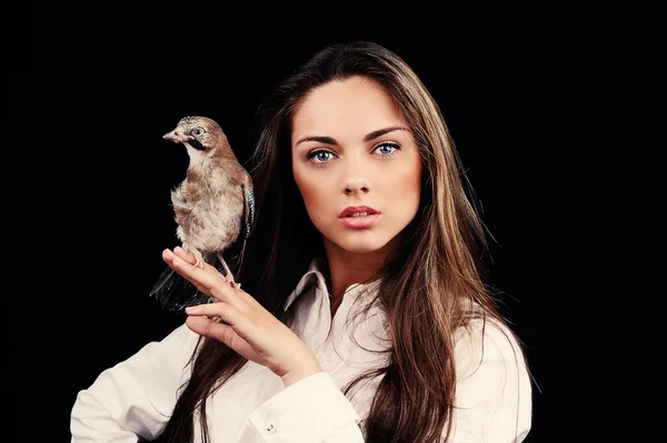 Retrato de chica hermosa en estilo de moda con pájaro en la mano — Foto de Stock