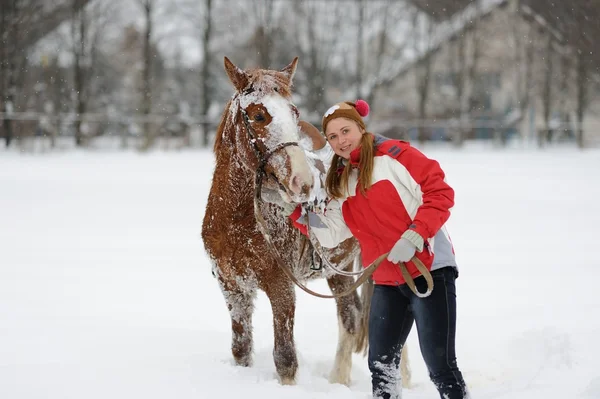 Leende flicka med häst — Stockfoto