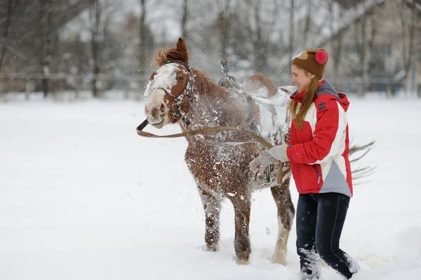 Uśmiechnięte dziewczyny z konia — Zdjęcie stockowe
