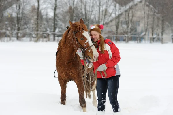 Menina sorridente com cavalo — Fotografia de Stock