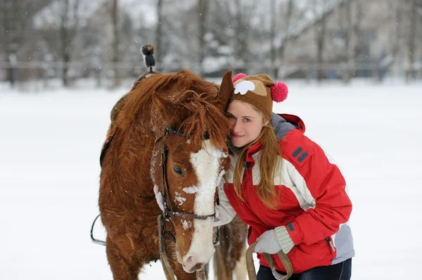 Усміхнена дівчина з конем — стокове фото