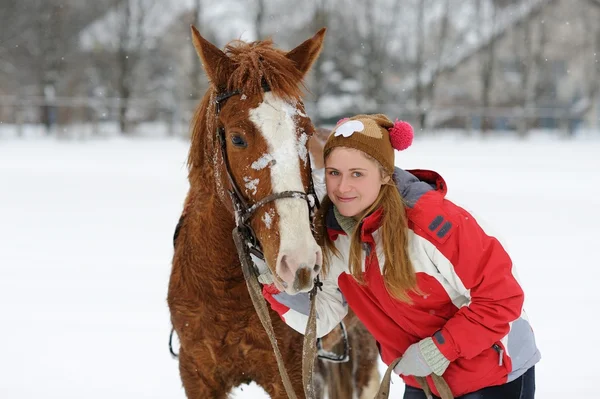 Улыбающаяся девушка с лошадью — стоковое фото