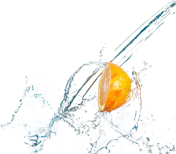 Naranja con agua salpicada — Foto de Stock