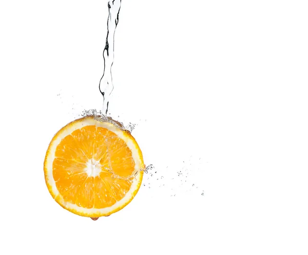 Arancione con spruzzi d'acqua — Foto Stock