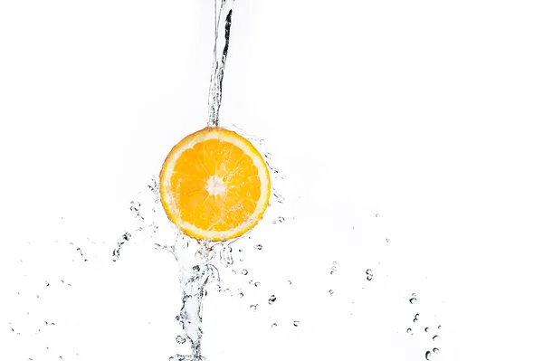 Orange avec éclaboussures d'eau — Photo