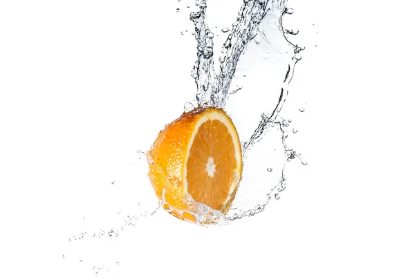 Narancs a víz csobbanás — Stock Fotó