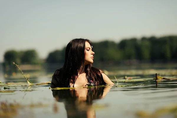 Morena sexy mujer en el agua en el estilo de moda —  Fotos de Stock
