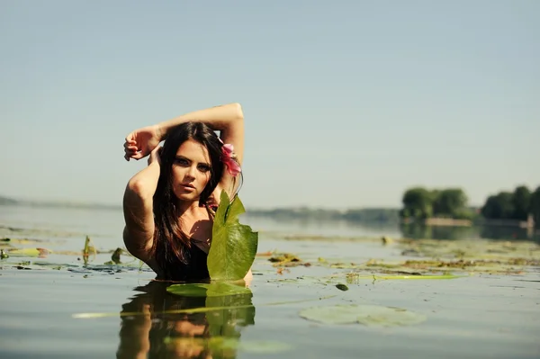 Morena sexy mujer en el agua en el estilo de moda — Foto de Stock