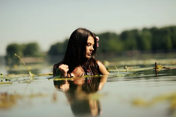 在水中时尚风格性感深色头发的女人 — 图库照片
