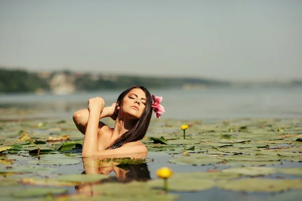 ファッションのスタイルで水でセクシーなブルネットの女性 — ストック写真