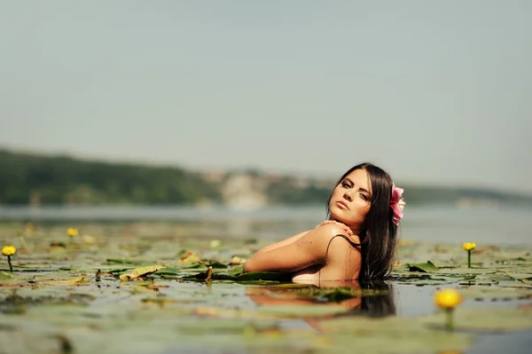 Seksowny brunetka kobieta w wodzie w stylu mody — Zdjęcie stockowe