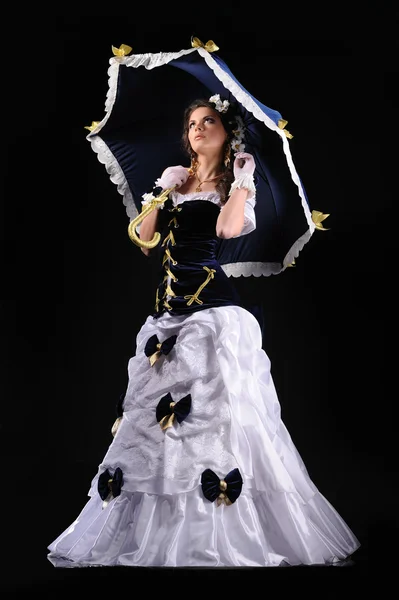 洋甘菊中的头发和伞在复古连衣裙的女孩 — 图库照片