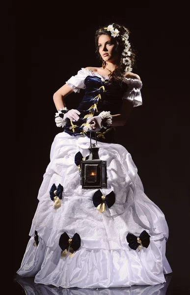 Девушка с ромашкой в волосах в винтажном платье — стоковое фото