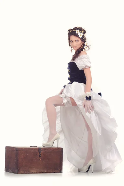 Девушка с ромашкой в волосах в винтажном платье — стоковое фото