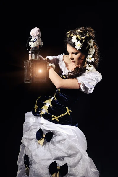 Chica con manzanilla y lámpara en las manos en vestido vintage —  Fotos de Stock