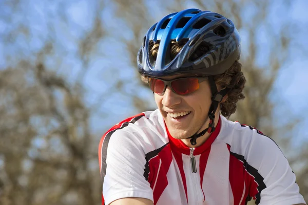 Glücklicher Radfahrer in Sportbekleidung — Stockfoto