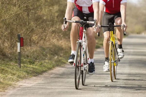 Férfi sportolók kerékpárral — Stock Fotó