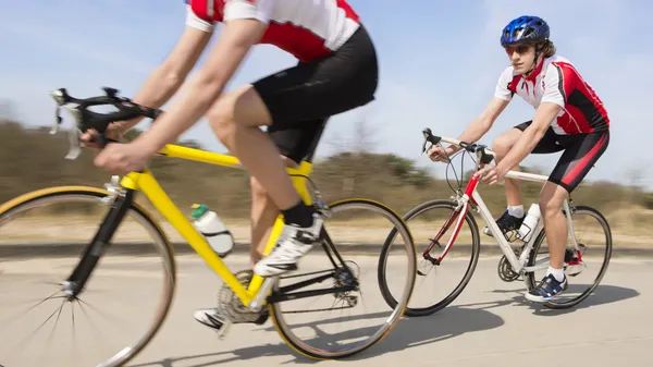 Cyklister ridning på landsväg — Stockfoto