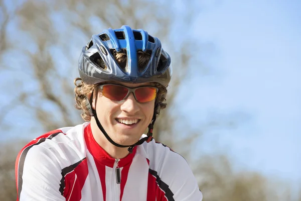 Glücklicher Radfahrer in Sportbekleidung — Stockfoto