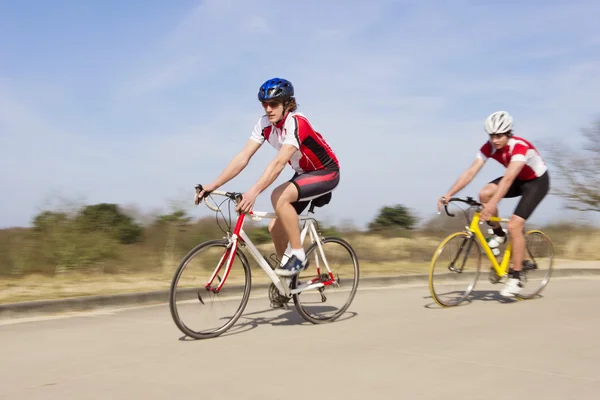Велогонщики едут по бездорожью — стоковое фото