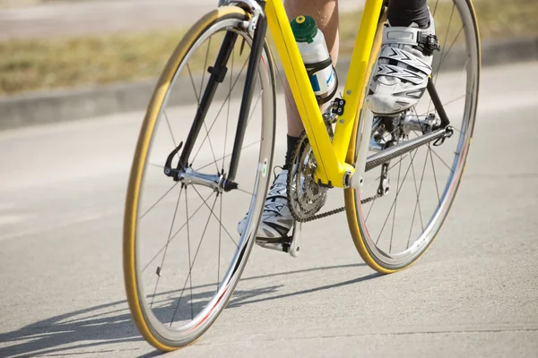 Mužský sportovec jedoucí na kole — Stock fotografie