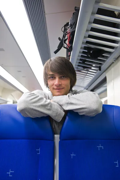 Backpacker w pociągu — Zdjęcie stockowe