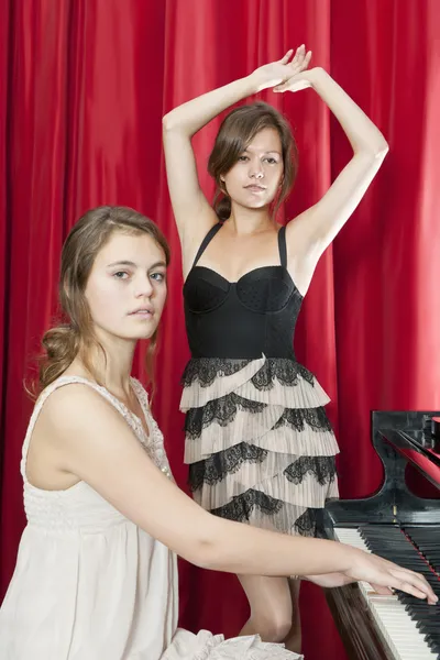 Duas meninas bonitas se apresentando no palco — Fotografia de Stock