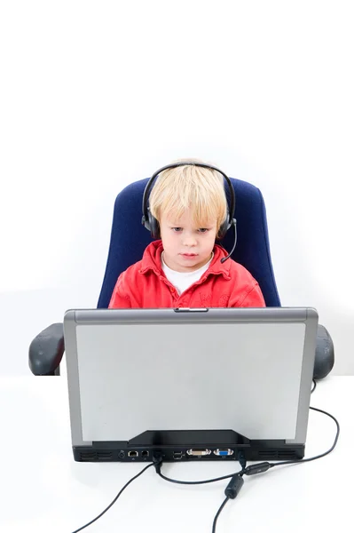 Çocuk arkasında bir dizüstü bilgisayar — Stok fotoğraf