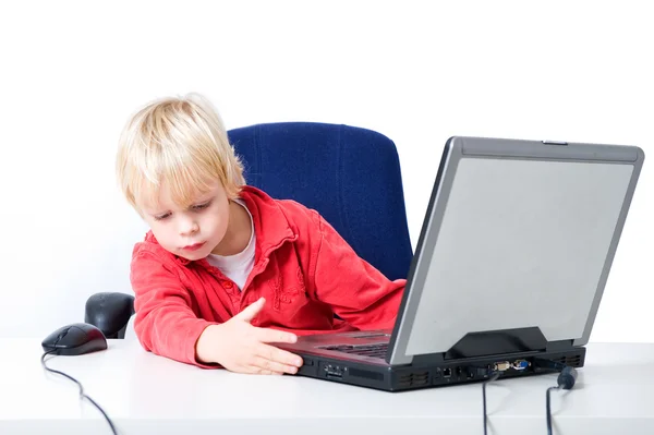 Menino trabalhando em um laptop — Fotografia de Stock