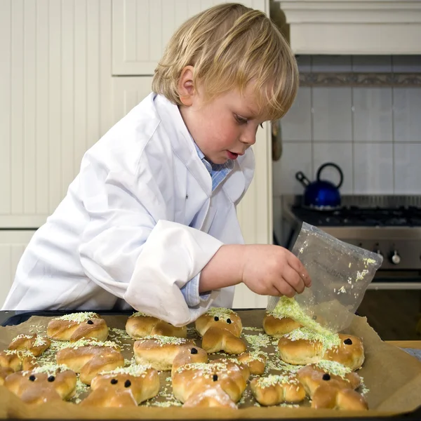 Chlapec vaření — Stock fotografie