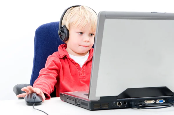Çocuk arkasında bir dizüstü bilgisayar — Stok fotoğraf