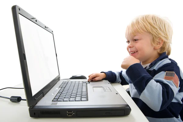 Menino usando laptop — Fotografia de Stock